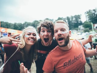 Sie freuen sich auf drei Tage Party.