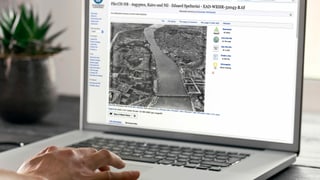 Bildschirmansicht eines Wikipedia-Eintrags der eine Luftaufnahme zeigt. Bildschirmansicht eines Wikipedia-Eintrags der eine Luftaufnahme zeigt.