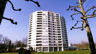 Das Aalto-Hochhaus im Luzerner Schönbühl-Quartier in einer Aufnahme aus dem Jahr 2001.