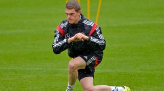 Matthias Ginter dehnt im Training auf dem Platz.