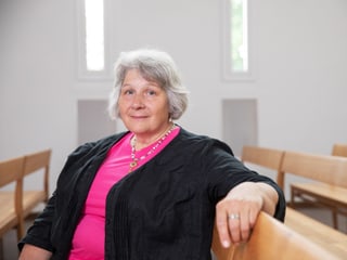Lilian Senn sitzt auf Kirchenbank