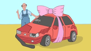 Ein kaputtes Auto mit einer rosa Schleife drumherum. Ein Mann steht daneben und hält den Daumen nach oben.