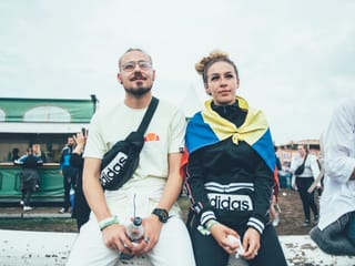 Mann und Frau warten auf Eminem