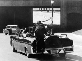 Clint Hill hechtet auf die Präsidenten-Limousine. Clint Hill hechtet auf die Präsidenten-Limousine.