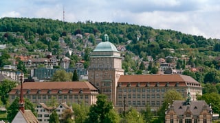 Das Gebäude der Universität Zürich thront in der Zürcher Innenstadt über anderen Gebäuden.