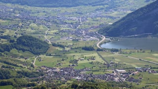 Luftaufnahme des Talkessels von Schwyz.