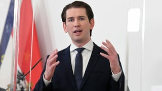 Sebastian Kurz redend und gestikulierend hinter einer Plexiglasscheibe