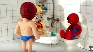 Hier uriniert Spiderman in Elsas Badewasser. 