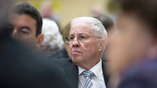 Nationalrat Christoph Blocher hört einem Referenten an der Delegiertenversammlung der SVP zu. (keystone)