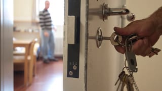 Eine Gefängniszelle wird geöffnet. Eine Gefängniszelle wird geöffnet.