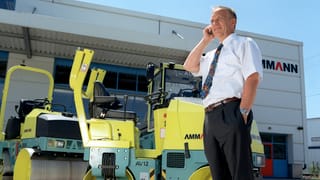 Schneider-Amman vor Baumaschinen im Jahre 2004 Schneider-Amman vor Baumaschinen im Jahre 2004