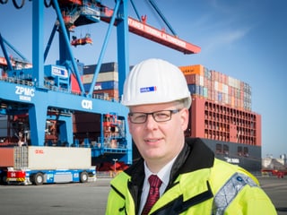 Ein Bild von Projektleiter Boris Wulff in der Hafenanlage in Hamburg.