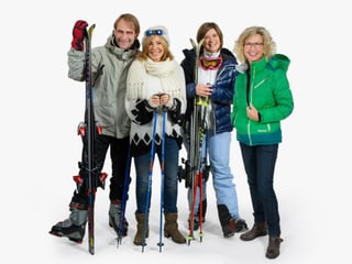 Thomy Scherrer, Marietta Tomaschett, Riccarda Trepp und Ladina Spiess in Ski-Kleidern.