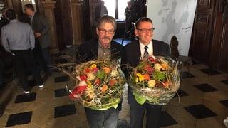 Beide wiedergewählten Ständeräte mit Blumensträussen. 