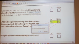 Ein eingescannter Stimmzettel auf einem Computerbildschirm. Ein eingescannter Stimmzettel auf einem Computerbildschirm.