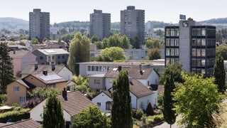 Blick auf ein Wohnquartier von Brugg, im Hintergrund Wohnblöcke