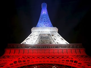 Der Eiffelturm in rot-weiss-blau.