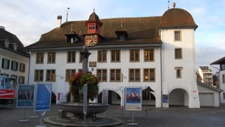 Rathaus Thun mit Wahlkampfplakaten 2015