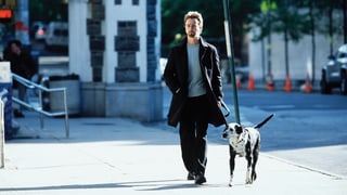 Filmszene: Norton führt einen Hund spazieren.