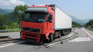 Ein demolierter Lastwagen auf der Autobahn A14. 