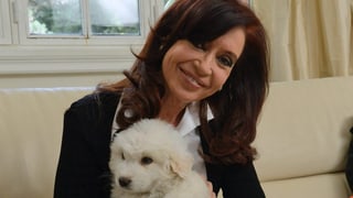 Kirchner präsentiert ein Geschenk vom verstorbenen kolumbianischen Präsidenten: Ein junger Hund. 