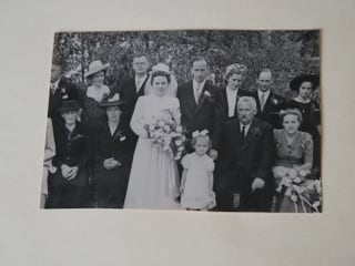 Hochzeitsfoto in schwarzweiss mit Brautpaar und Angehörigen