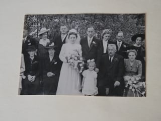 Hochzeitsfoto in schwarzweiss mit Brautpaar und Angehörigen Hochzeitsfoto in schwarzweiss mit Brautpaar und Angehörigen