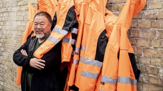 Ai Weiwei steht vor gelben Westen. Ai Weiwei steht vor gelben Westen.