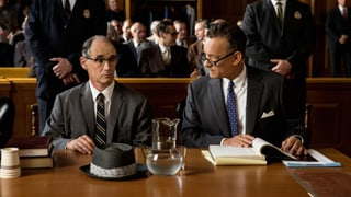 Tom Hanks und Mark Rylance in einer Filmszene im Gericht. 