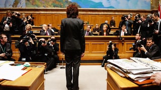 Die neugewählte Bundesrätin Eveline Widmer-Schlumpf wartet am 13. Dezember 2007 auf ihre Vereidigung. 