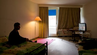 Asylbewerber in einem Zimmer in Zürich.