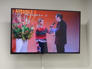 Sabine Dahinden spricht mit dem Aufnahmeleiter.
