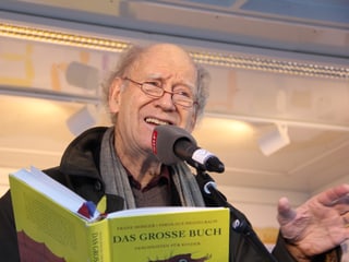 Franz Hohler auf der JRZ-Bühne in Zürich.