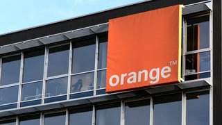 Gebäude mit Orange-Logo.