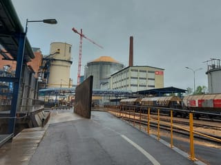 Blick auf das Anlieferungsareal mit Bahngleisen in Aarberg. Blick auf das Anlieferungsareal mit Bahngleisen in Aarberg.