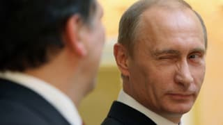 Vladimir Putin zwinkert. Vladimir Putin zwinkert.