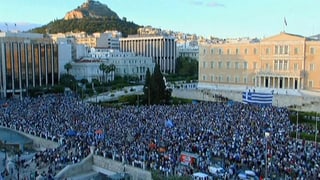 Blick über die den Platz mit den Demonstranten.