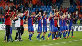 Die Basel-Spieler lassen sich nach dem Einzug in die CL-Gruppenphase feiern.