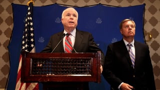 Die US-Senatoren McCain und Graham bei einer Medienkonferenz in Kairo.