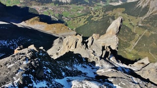 Löst sich der Fels, dann donnert das Geröll in Richtung Kandersteg (oben im Bild erkennbar). Löst sich der Fels, dann donnert das Geröll in Richtung Kandersteg (oben im Bild erkennbar).