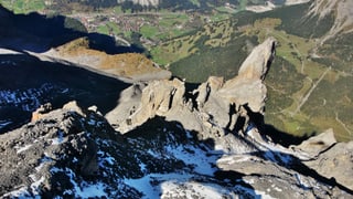 Löst sich der Fels, dann donnert das Geröll in Richtung Kandersteg (oben im Bild erkennbar).