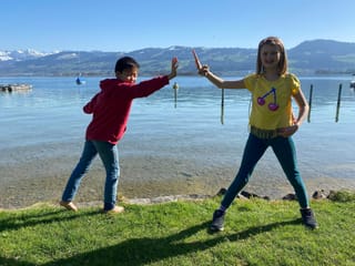 Patrik und Ylva geben sich ein High five mit Abstand. Patrik und Ylva geben sich ein High five mit Abstand.