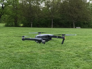 Drohne fliegt über einen Rasen Drohne fliegt über einen Rasen