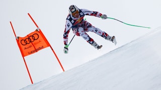 Skirennfahrer Hannes Reichelt bei einem Sprung im Super-G von Kitzbühel.