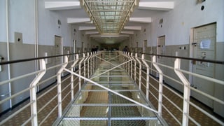 Im Gang des ehemaligen Stasi-Gefängnisses Rostock.