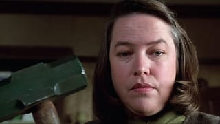 Kathy Bates mit dem Vorschlaghammer. Kathy Bates mit dem Vorschlaghammer.