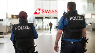Kantonspolizisten patroullieren im Flughafen Zürich. 