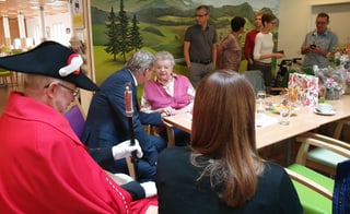 Leute feiern Geburtstag Leute feiern Geburtstag