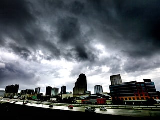 stadt mit wolken