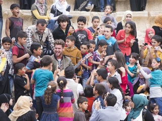 Stimmung wie an einem Pop-Konzert. Rund 300 syrische Flüchtlingskinder, die von Terre des hommes - Kinderhilfe betreut werden, durften dank Bastian Baker für einen Moment ihre Sorgen vergessen.